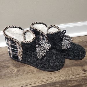 NWOT Women's Muk Luks Slippers Size 7-8